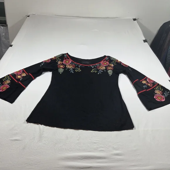 Elegant Black Floral Embroidered Women's Blouse - Picture 1 of 9